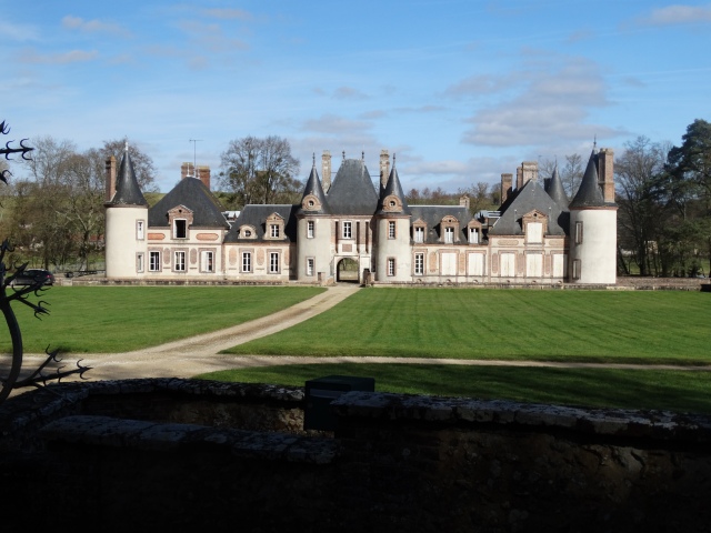 A local castle (private, by the way) in Bourgogne. Très luxe! 
